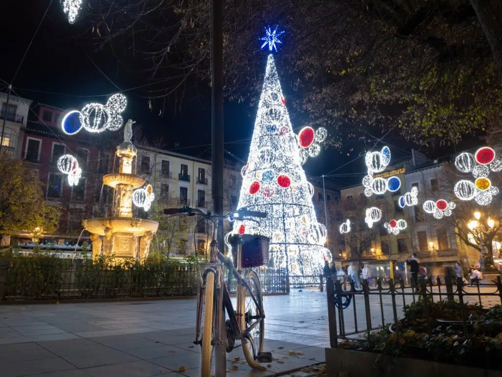 Árbol de Navidad en Granada iluminado