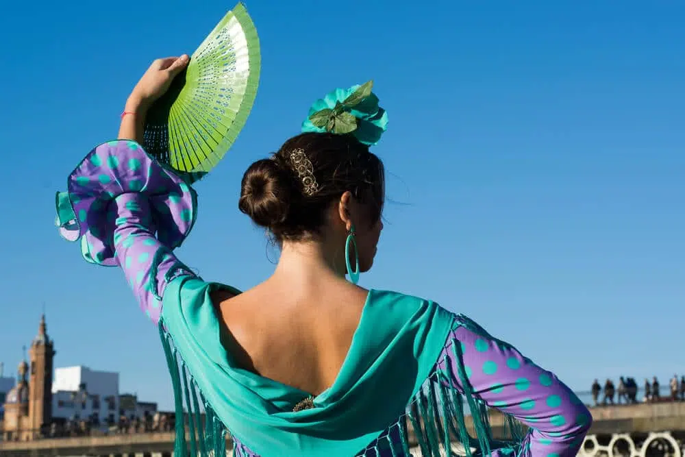 flamenca bailando con un abanico verde