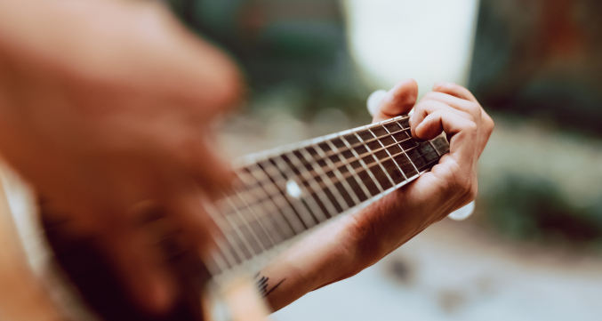 persona tocando una guitarra flamenca